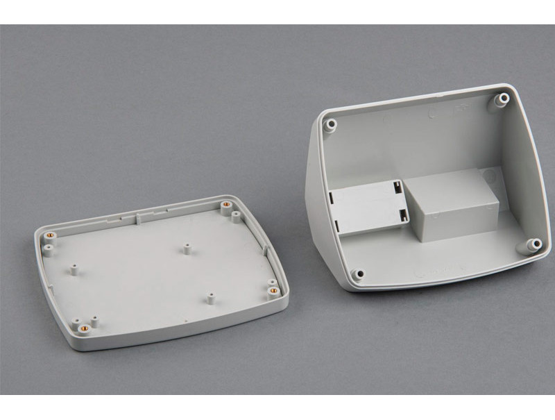 Boîte de bureau en plastique avec couvercle incliné pour appareils électroniques PT140